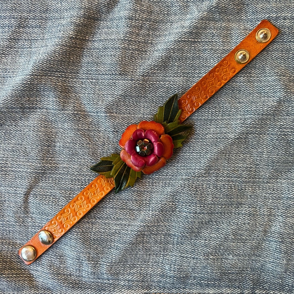 Fun leather bracelet with flower.